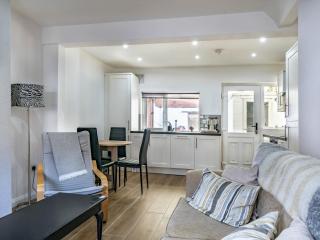 Pass the Keys Bright & Airy 2 BR Home Lots - Belfast - 1