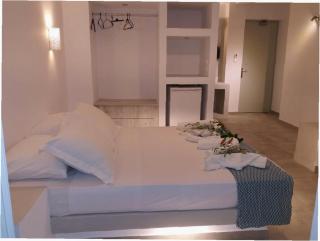 LoveLy Rooms in Perissa - - 4