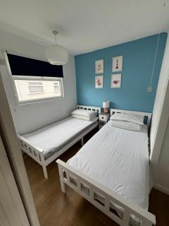 46 Hectors, Sunbeach, Scratby - Two bed chalet, sleeps 4, pet friendly, free Wi-Fi, free entry to onsite clubhouse and bed linen and towels included - Great Yarmouth - 6