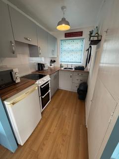 46 Hectors, Sunbeach, Scratby - Two bed chalet, sleeps 4, pet friendly, free Wi-Fi, free entry to onsite clubhouse and bed linen and towels included - Great Yarmouth - 8