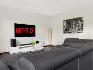 Group Oasis in Munich Cinema, Pool Table, 17 Beds - Monaco di Baviera - 3