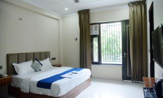 Radiant Blu Hotels - Noida - 4