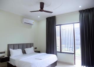 Radiant Blu Hotels - Noida - 8