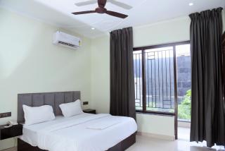 Radiant Blu Hotels - Noida - 7