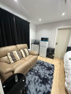 A Comfortable and Cosy Bedroom - Navestock - 8
