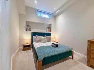 2-Bedroom flat with private patio & firepit in Shepherds Bush near Hammersmith - London - 3