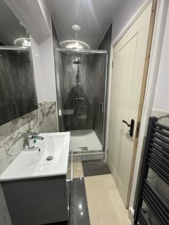 A Comfortable and Cosy Bedroom - Navestock - 4
