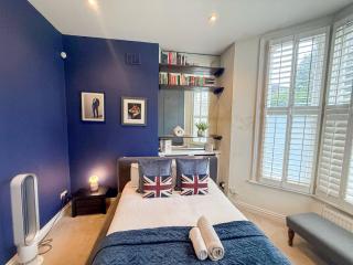 2-Bedroom flat with private patio & firepit in Shepherds Bush near Hammersmith - London - 6