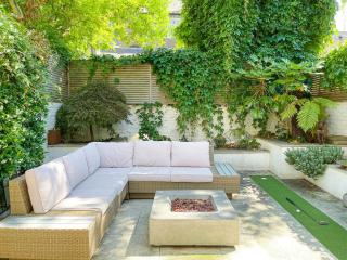 2-Bedroom flat with private patio & firepit in Shepherds Bush near Hammersmith - London - 1