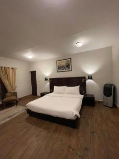Blue Pines Resort & Restaurant - Murree - 4