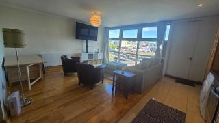 Great 2 bed, 2 bath apartment, River & city views - Galway - 5