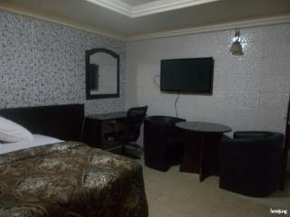 Room in Lodge - Cynergy Suites Festac Town - Amuwo - 1