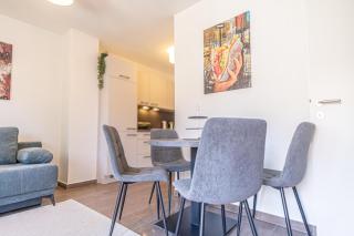 9 Min to Center, Modern 1BR & 1LR Apt with Balcony & Smart TV - Vienne - 3