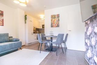 9 Min to Center, Modern 1BR & 1LR Apt with Balcony & Smart TV - Vienne - 7