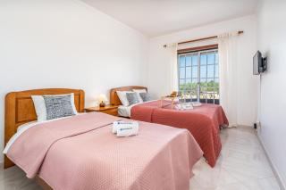 HostWise - Classic & Spacious Flat w/ Balcony - Monte Gordo - 0