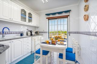 HostWise - Classic & Spacious Flat w/ Balcony - Monte Gordo - 8