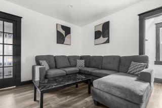 Spacious 8-bedroom home in Niagara Falls Perfect for groups - Niagara Falls - 4