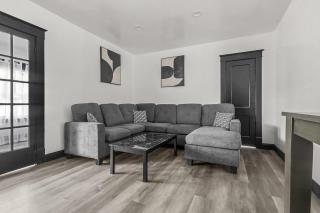 Spacious 8-bedroom home in Niagara Falls Perfect for groups - Niagara Falls - 3