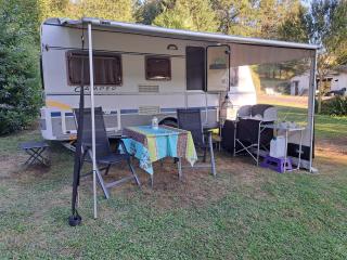 Le petit bonheur caravan met voortent en buitenkeuken - Maisonnais-sur-Tardoire - 0
