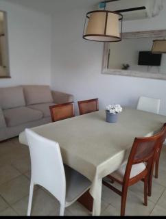 Chalet con pileta y quincho, hermoso jardín - 9