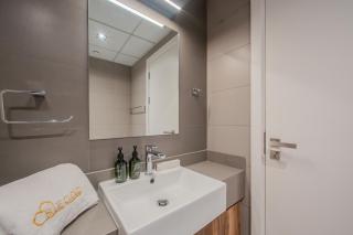 Luxury 1BR Apartment in heart of Sharjah - 10 mins to Sharjah Airport - 8
