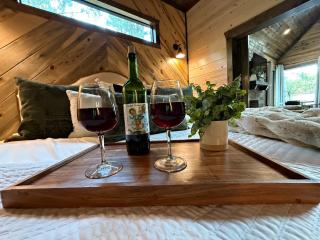 NEW Woodland Escape with Spa & Fire pit - Sleeps 4 - 8