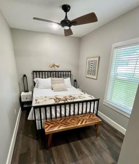 Dream Gruene Getaway - On River! - 9 Min Walk to Gruene Hall! - Close to Schlitterbahn - New Braunfels - 2