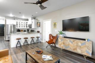 Dream Gruene Getaway - On River! - 9 Min Walk to Gruene Hall! - Close to Schlitterbahn - New Braunfels - 7