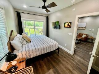 Dream Gruene Getaway - On River! - 9 Min Walk to Gruene Hall! - Close to Schlitterbahn - New Braunfels - 3