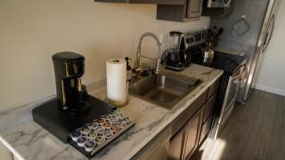 Modern 1BR Apartment with Gym Access & Free Parking - Anaheim - 2