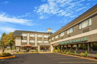 Days Inn by Wyndham Terrace - Terrace - 9