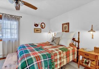 Big Bass Lake Wooded Cabin Hot Tub Getaway - Lehigh - 2
