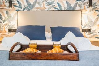 Modern Apartment with Stunning Terrace & Sea Views - 9