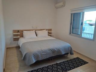 Citrus & Sun Central 2BR Apt with Private Garden - Paphos - 9