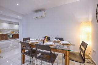 Large 3 Bedroom Flat, Central Location, Pool Table, Fully Equipped - Taʼ Xbiex - 2
