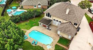Luxury 6BR Retreat Pool Hot Tub Cinema & Game Room - Haltom City - 0