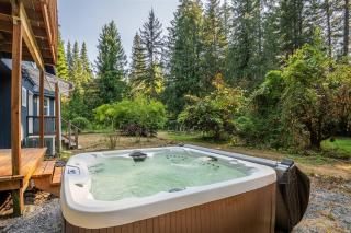 Updated Large River Front Home With Hot Tub - McKenzie Bridge - 9