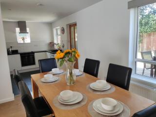 3 bedroom house for 6-9 people free parking close to nature reserves, golf courses, beach - Bournemouth - 8