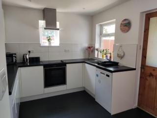 3 bedroom house for 6-9 people free parking close to nature reserves, golf courses, beach - Bournemouth - 5