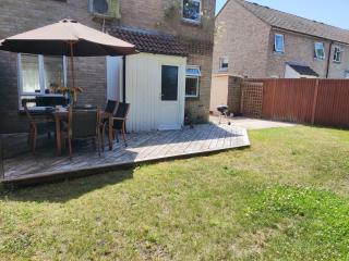 3 bedroom house for 6-9 people free parking close to nature reserves, golf courses, beach - Bournemouth - 1