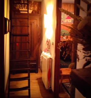 Charming, cozy, and bright apartment - - 2