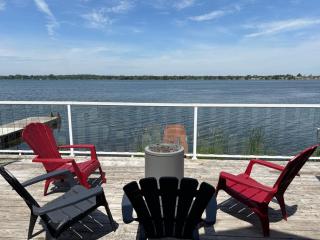 Waterfront Cottage Near Toronto Private Dock, Water Crafts, BBQ Wi-Fi - Sleeps 4 - 8