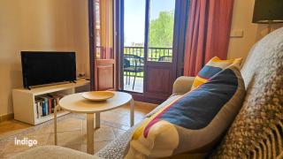MUL001 Bright 2 bedroom Apartment with Pool View - 4