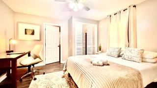 Modern 3BR Retreat, 15 Mins to ATL Airport, Fenced Yard & Free Parking - Atlanta - 6