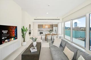 Luxe 2Br Beachfront Apartment with Sea and Palm Views - 9