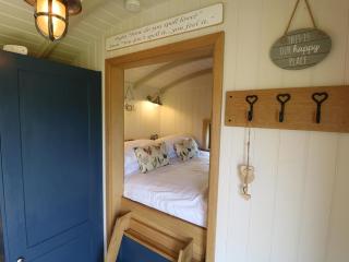 Lillie's Shepherd's Hut - Sleeps 2 & Hot Tub - Nottingham - 2