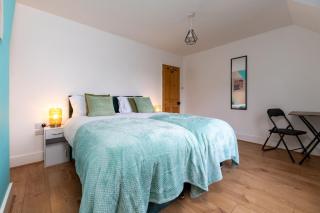 Free parking - 6 Bedroom Home - Colchester - 1