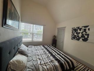 Downtown, 5-bed, 3-bath, 3-level - 9