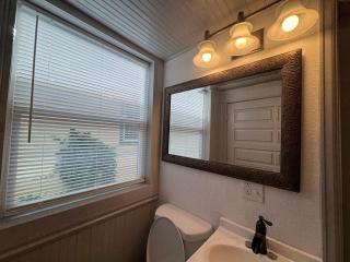 Downtown, 5-bed, 3-bath, 3-level - 8