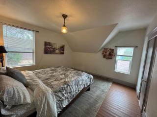 Downtown, 5-bed, 3-bath, 3-level - 6